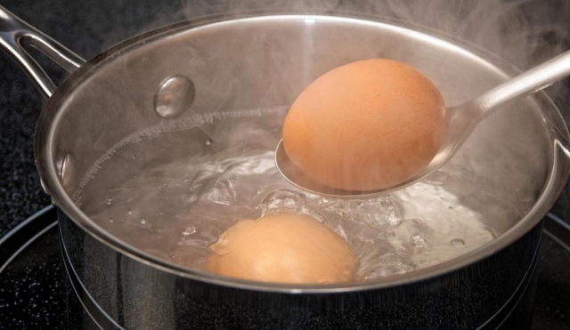 ¿Hervir huevos con vinagre? El truco sencillo que mejora su cocción y facilita pelarlos