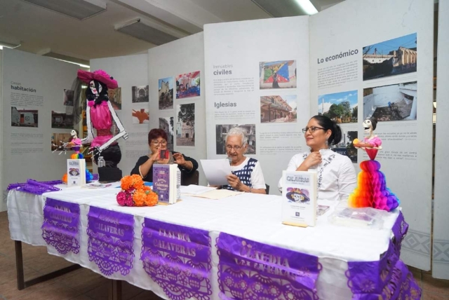 Durante la presentación, la autora (al centro) leyó calaveras de reciente creación que aún están inéditas.