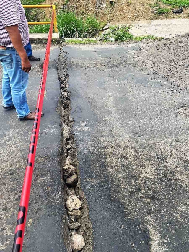 Los daños en el puente son diversos.