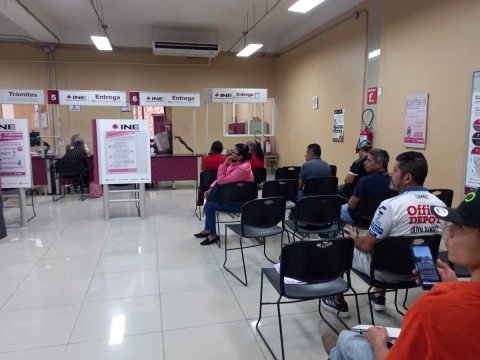 Aunque creció la demanda por obtener la credencial para votar en el Distrito 04 del INE, menos de la mitad de los jóvenes que les corresponde ha tramitado el plástico.  