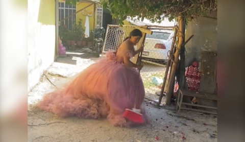 Joven reutiliza vestido de XV y conquista TikTok con humor