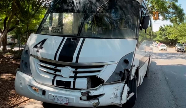 Chocan una “ruta” y una camioneta en la avenida Teopanzolco