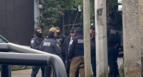Ninguno de los policías resultó herido durante la agresión.