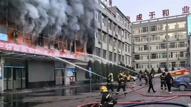 Incendio en zona comercial deja al menos 25 muertos en China
