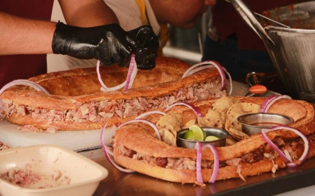 Jalisco prepara una gigantesca rosca de reyes de torta ahogada