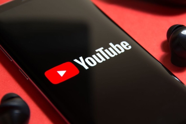 YouTube ampl&iacute;a los doblajes autom&aacute;ticos a todos los canales y permite desactivarlos por idioma