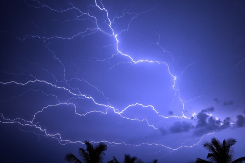 Qué sucede en la atmósfera antes de que caiga un rayo