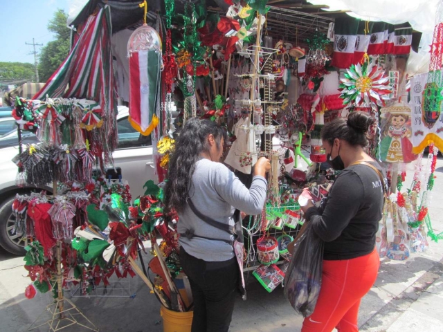 Los artículos tricolores repuntaron en su venta, aunque no más que en años anteriores. Sin embargo, los comerciantes mantienen la tradición ofertando estos productos.