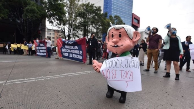 Poder Judicial quema piñata de AMLO en protesta por fideicomisos