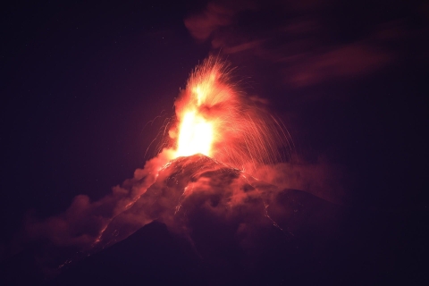 Volcán de Fuego entra en erupción y activa alerta naranja en Guatemala
