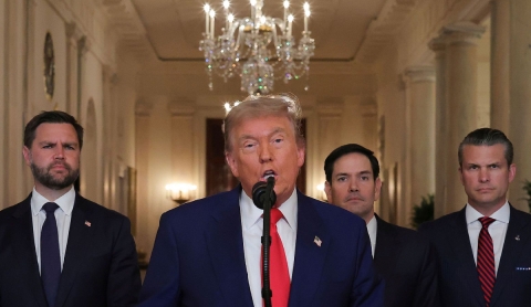 Desde la Casa Blanca, Trump justifica ofensiva y exige a Irán rendirse