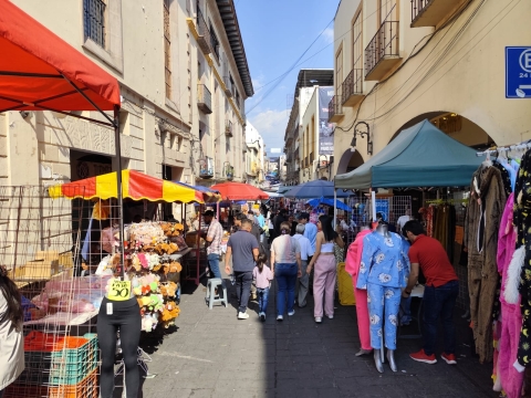 Instalados comerciantes de NGS, CATEM y plaza Lido en calle Guerrero, como parte del tianguis navide&ntilde;o