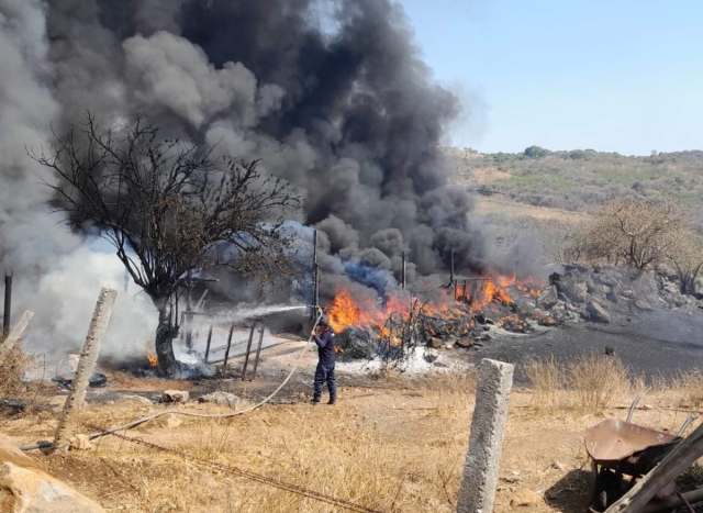  El incendio en el depósito de llantas comenzó por la quema de un pastizal.