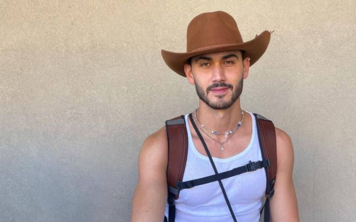 Alejandro Speitzer responde a críticas por oscurecer su piel en una serie