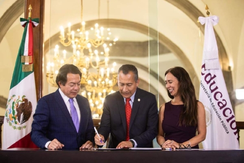 El titular de la SEP, Mario Delgado, firm&oacute; el acuerdo con rectores y directores de diversas universidades del pa&iacute;s. 
