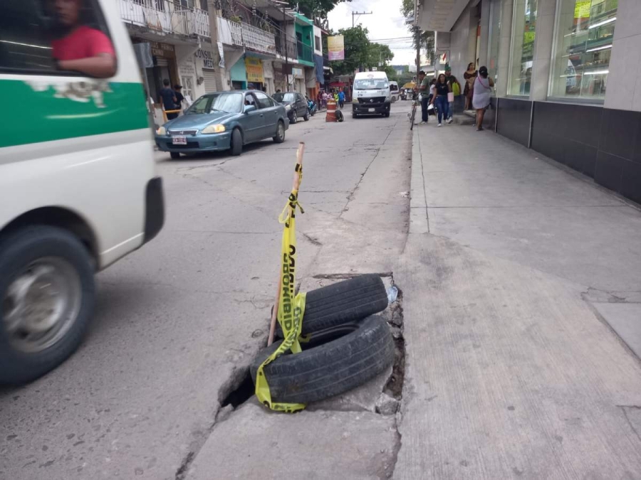 Debido a la antigüedad de la tubería, se han formado dos nuevos socavones en la calle Altamirano de Jojutla.