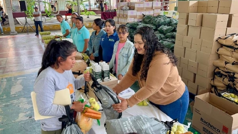 La presidenta del DIF Cuautla participó en la distribución de los apoyos.