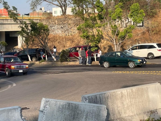 El conductor tomó la decisión de chocar contra el árbol para evitar una tragedia.