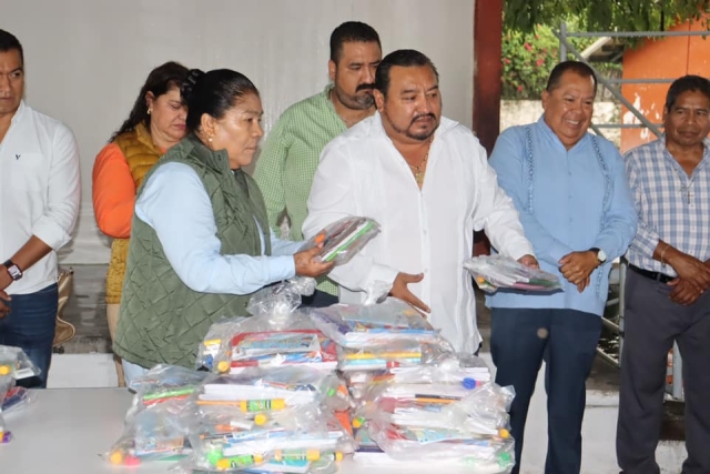 Arranca ciclo escolar en Temixco con entrega de útiles a estudiantes