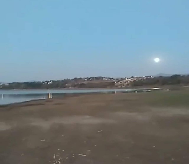 Pescadores están preocupados porque el nivel de la laguna cada vez es más bajo.