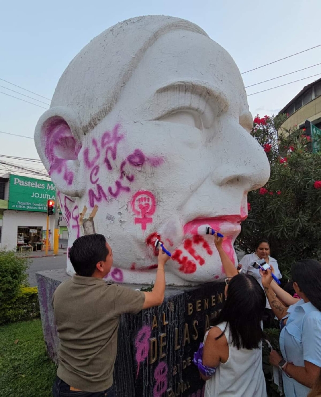 Este domingo comenz&oacute; el proceso de limpieza de los monumentos y edificios intervenidos durante la marcha del 8 de marzo en Jojutla. Ahora el municipio se prepara para las &ldquo;Fiestas de Ju&aacute;rez&rdquo;.