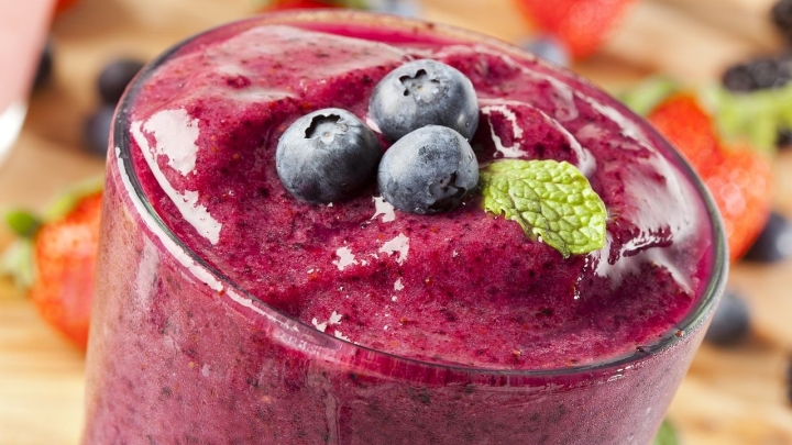 Dale a tu piel un despertar radiante: Prepara delicioso smoothie de frutos rojos