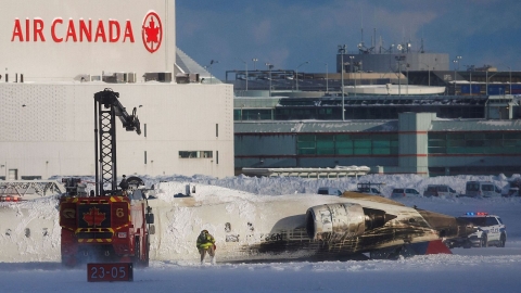 18 heridos en Toronto tras volcadura de avión al aterrizar