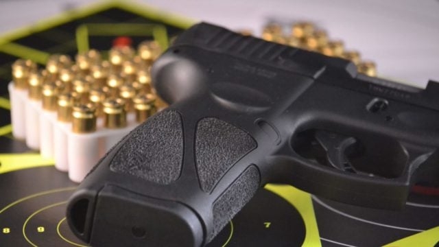 EU alista regulación e impuesto a soportes para pistolas que han sido usadas en tiroteos