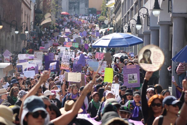 La marcha a su paso por la calle Hidalgo, rumbo a la sede del Poder Judicial. 