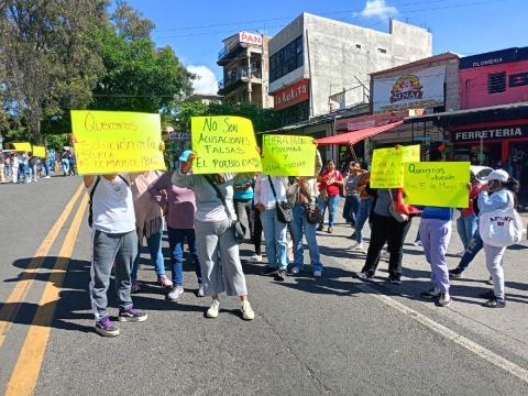 Los padres exigen varios cambios en el plantel educativo.