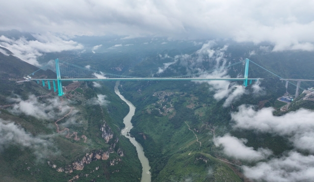 Colapsa parcialmente el Puente Hongqi de China