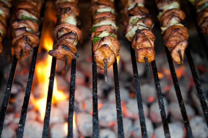 Demanda a sus vecinos por hacer carne asada todas los días