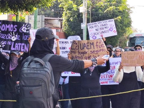Los manifestantes recorrieron la avenida Morelos hasta el z&oacute;calo de Cuernavaca con reclamos de seguridad para los estudiantes. 