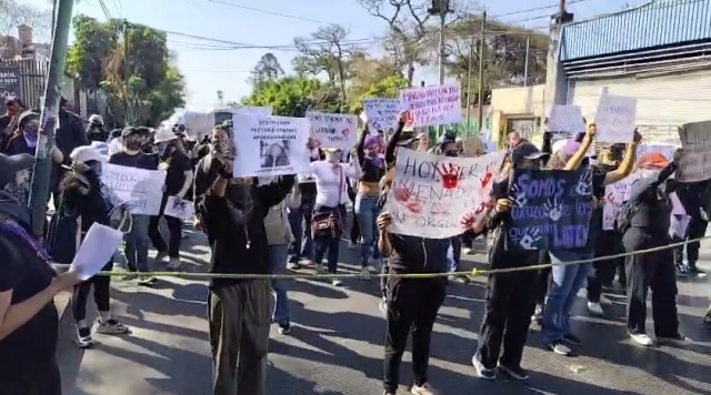Marchan estudiantes de la Escuela de  Teatro, Danza y M&uacute;sica de UAEM