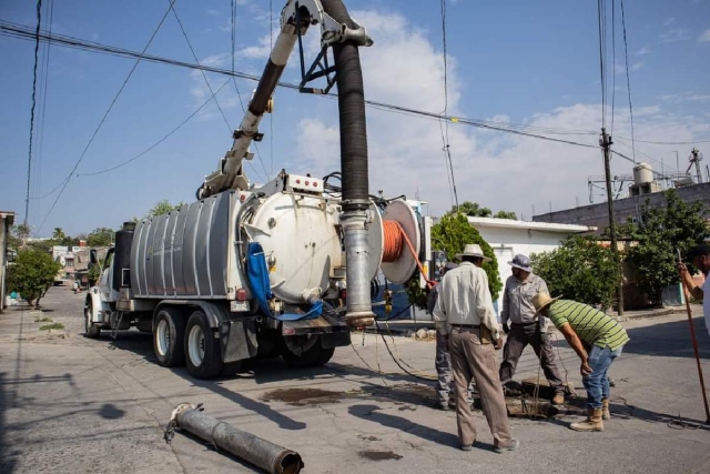 En la cabecera de Miacatlán se efectúa la limpieza del colector general.