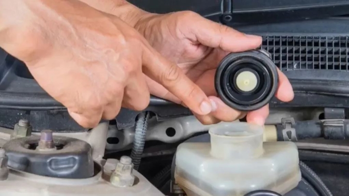 Qué hacer con el líquido de frenos usado de tu auto