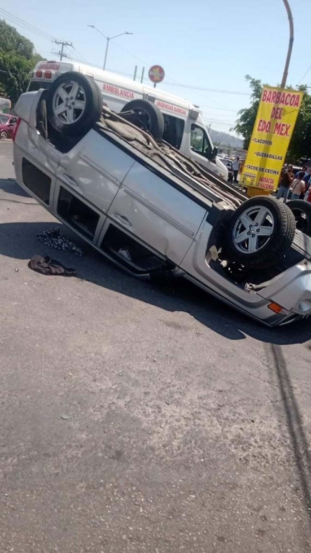 La camioneta se volcó.