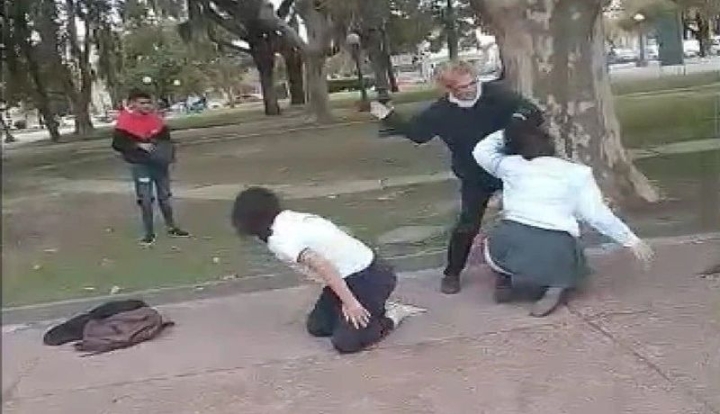 ¡A cachetadas! Maestra termina pelea de alumnas así