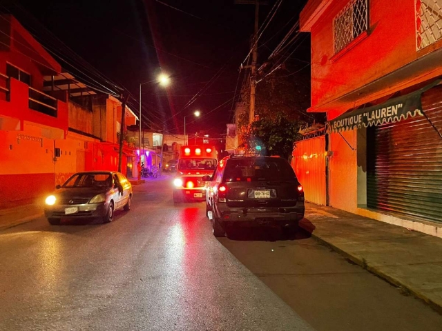 El conductor de la moto fue atendido por paramédicos y trasladado a un hospital.