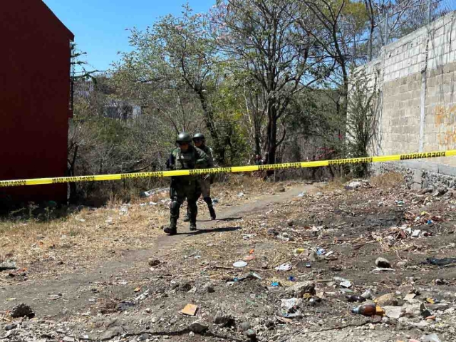 El cuerpo fue abandonado en un terreno baldío.