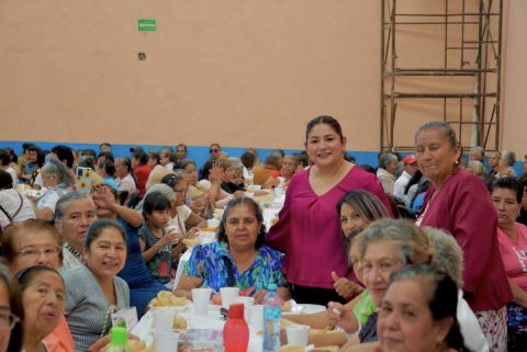 La presidenta del DIF municipal encabezó el festejo.