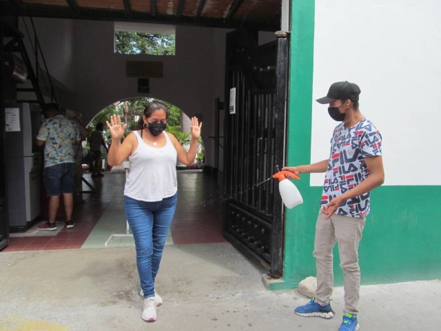 Desde hace unos días fue instalado nuevamente a personal para desinfectar a quienes ingresen a las oficinas públicas de Zacatepec a fin de prevenir el número de contagios de covid-19.