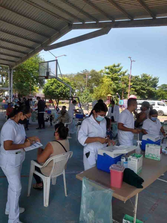 Poco menos de 900 personas acudieron a recibir la vacuna durante el primer día.