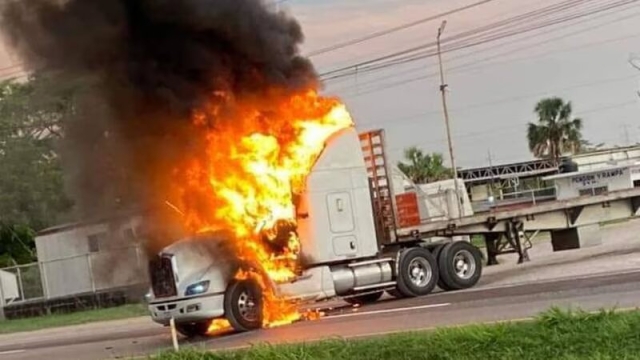 Bloquean carreteras y atacan casa de funcionario en Tabasco