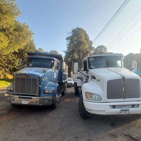 Los camiones y la motocicleta fueron abandonados en un camino de terracer&iacute;a.