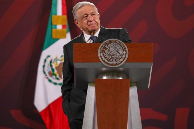 AMLO critica la propuesta para que trabajadores paguen su seguro