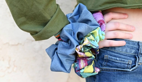Vuelven los scrunchies: el accesorio retro que cuida el cabello con estilo