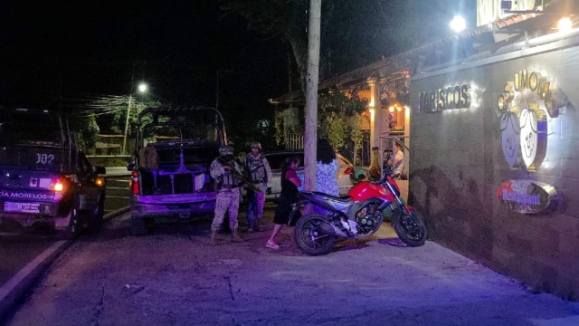   Las víctimas estaban en el restaurante cuando fueron agredidas.