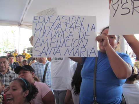 El grupo se hizo sentir y pudo hablar con la gobernadora, quien les prometi&oacute; revisar la situaci&oacute;n.