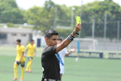 Aarón Vega Cabrera será silbante central en la Liga Premier. 